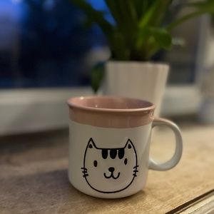 Cute pink and white cat coffee mug. Gently used. No cracks, stains or chips.